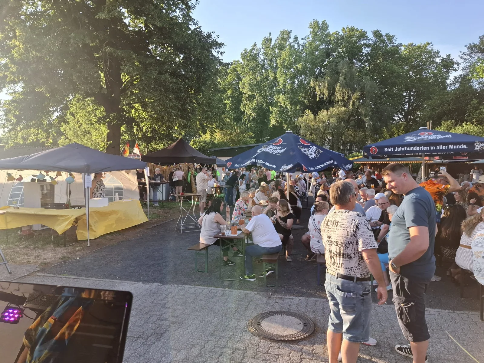 Besucher im Gespräch auf dem sommerlichen Vereinsgelände