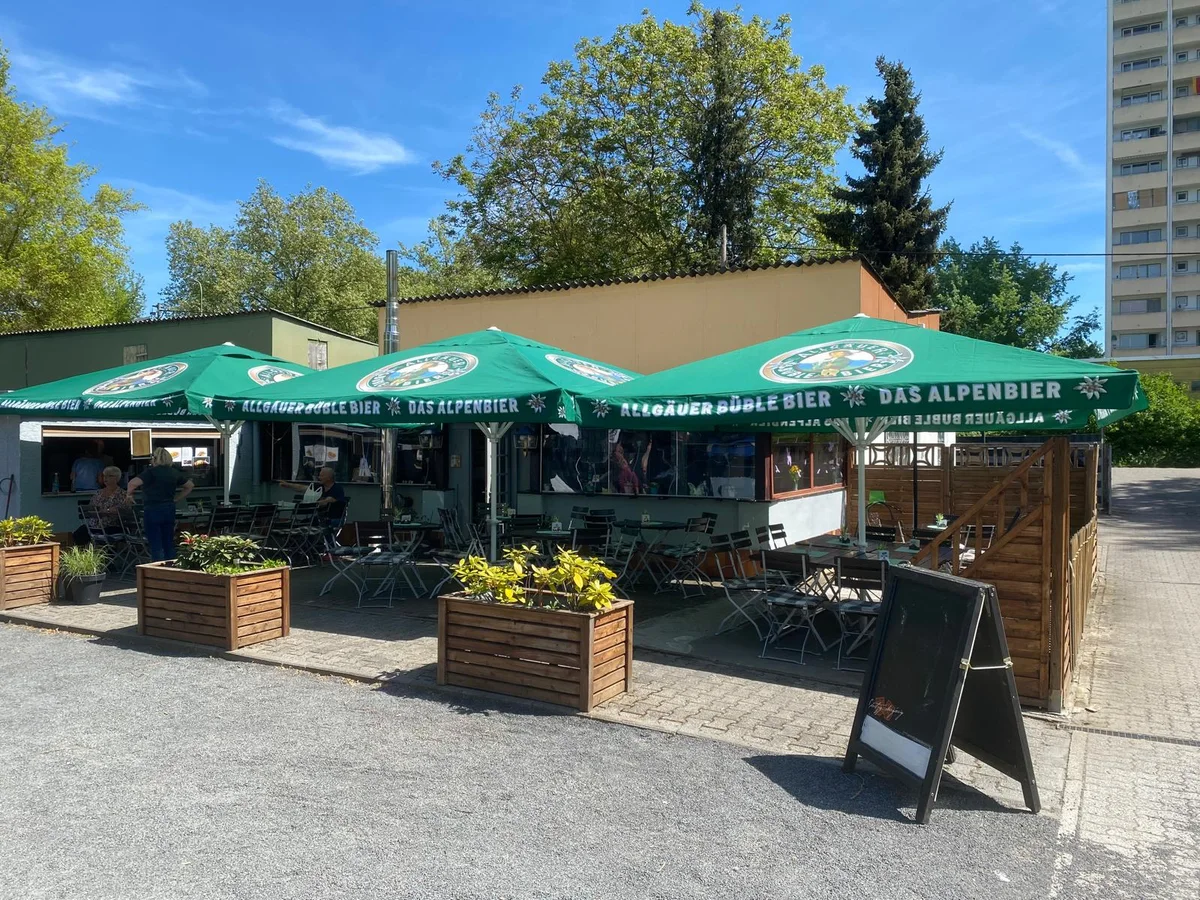 Sitzplätze im Biergarten vor dem Vereinslokal Bei den Hasen