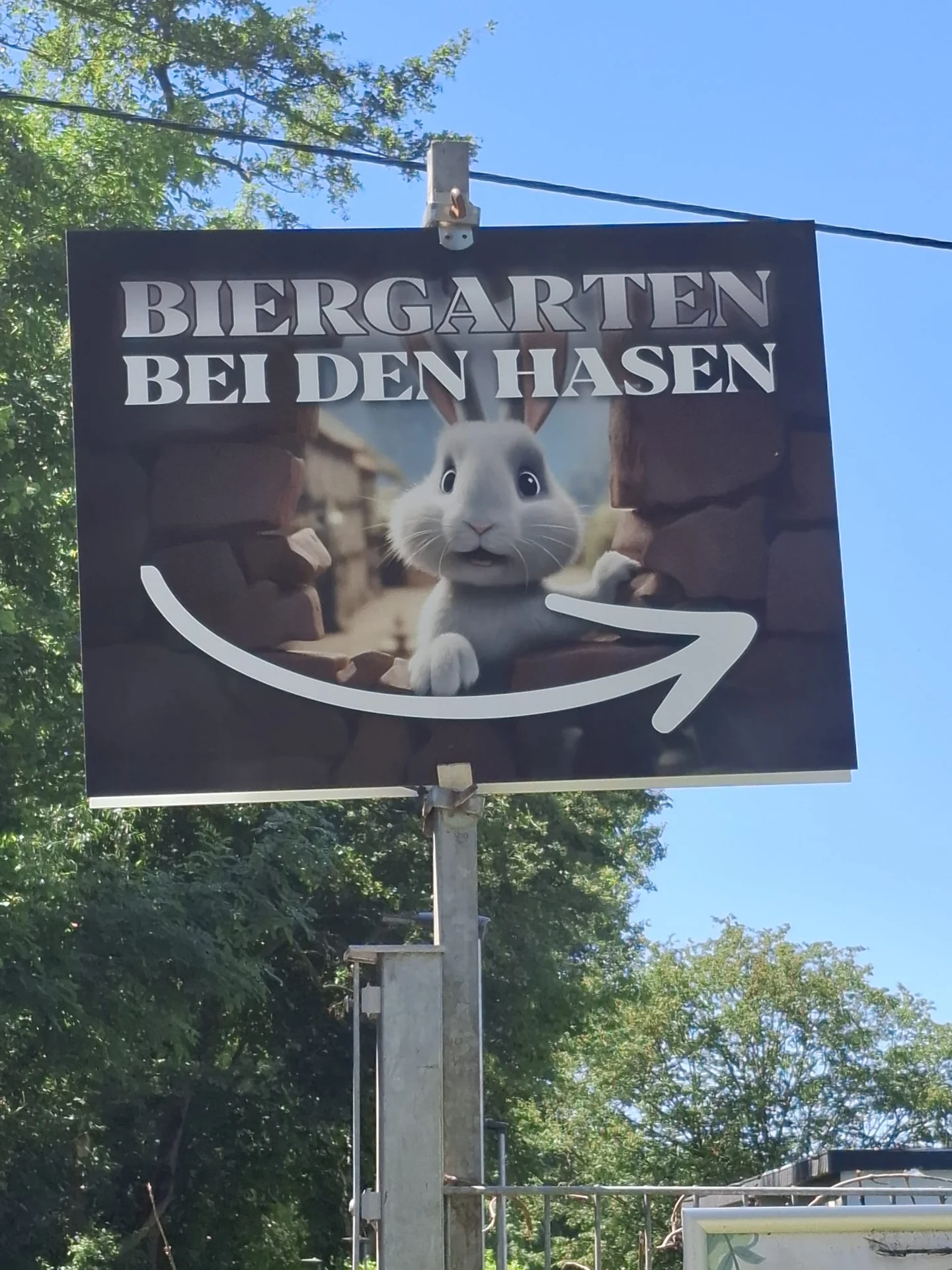 Biergartenschild mit weißem Hasen und der Aufschrift Biergarten Bei den Hasen